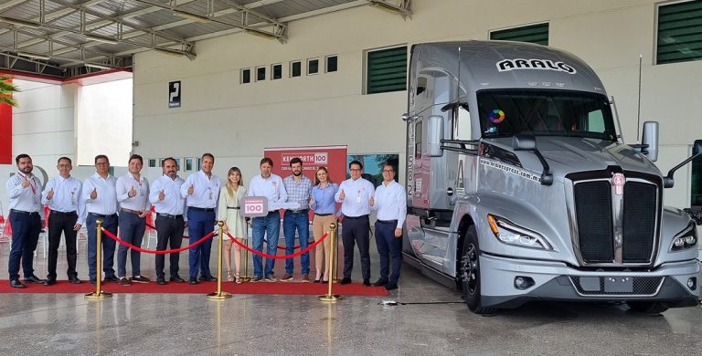 Kenworth Entrega Las Primeras Unidades Conmemorativas De Sus A Os